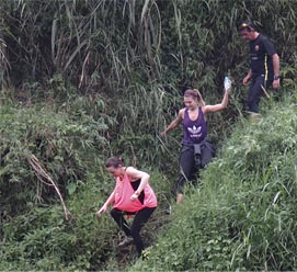 3 miembros corren por una ladera en el BHH+